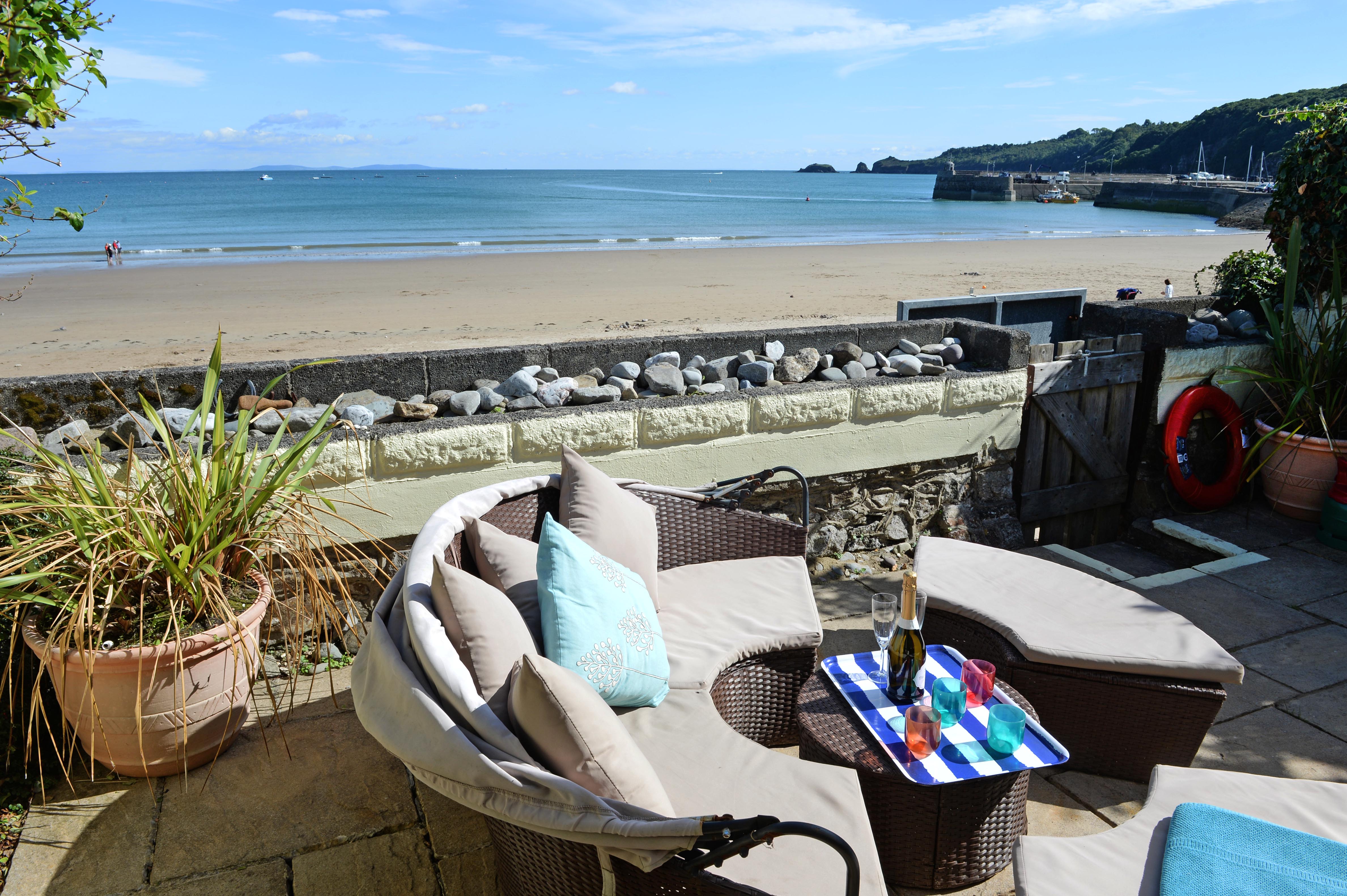 Gone to the Beach Luxury Cottage, Sea Views, Direct Access to Beach